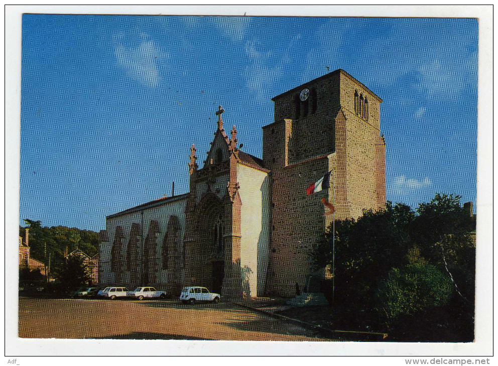 $ CP RENAULT 4 L, ANCIENNES VOITURES EGLISE DE MONCOUTANT 79 DEUX-SEVRES - Moncoutant