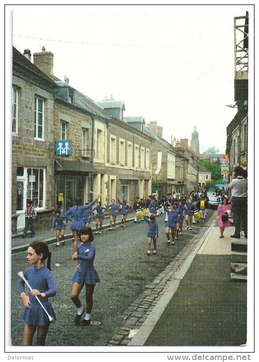 CPM Putanges Orne 61 Majorettes Et Fanfare Dans La Rue En 1988 Collection Fromentin écrite Non Timbrée Très Bon état - Putanges