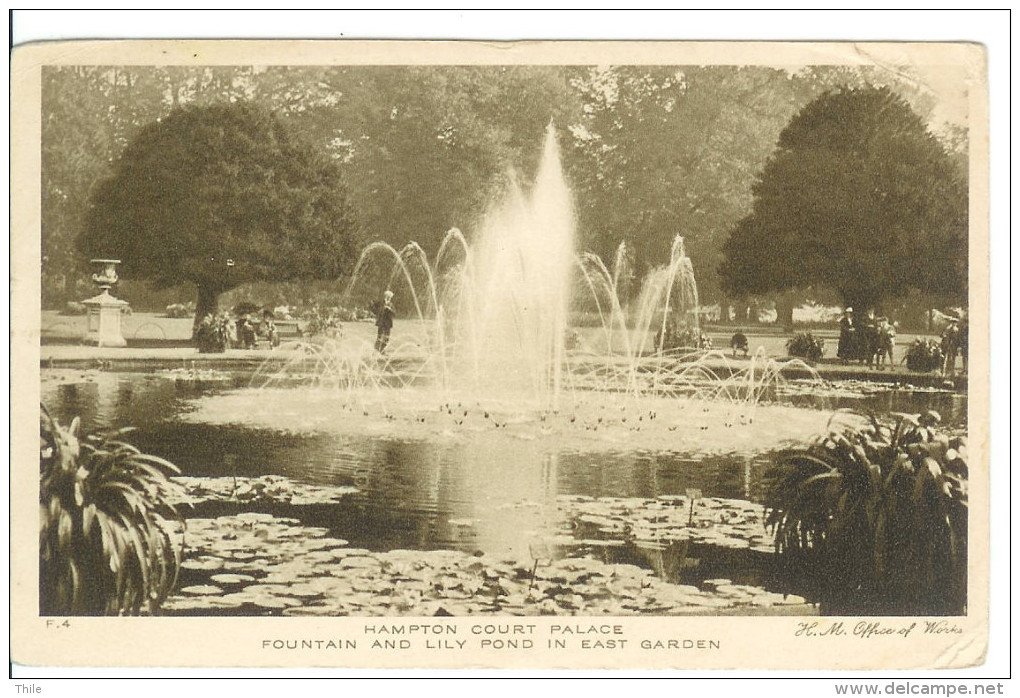 Hampton Court Palace - Fountain And Lily Pond In East Garden - Hampton Court