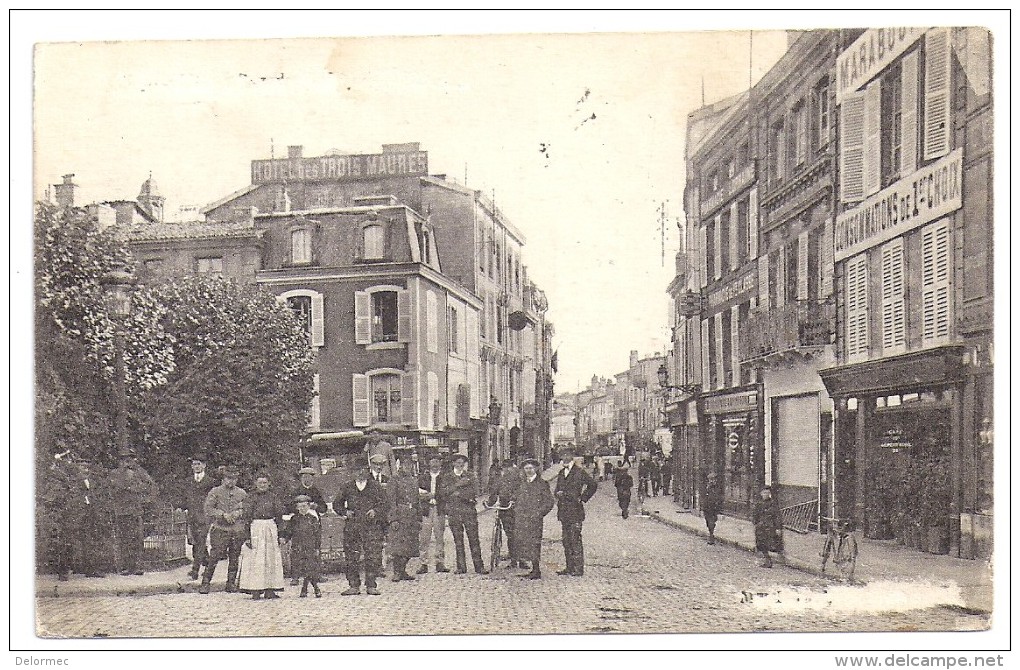 CPA Verdun 88 Meuse Place Chevert Hôtel Des Trois Maures Pharmacie Lorraine Très Animée écrite Non Timbrée - Verdun