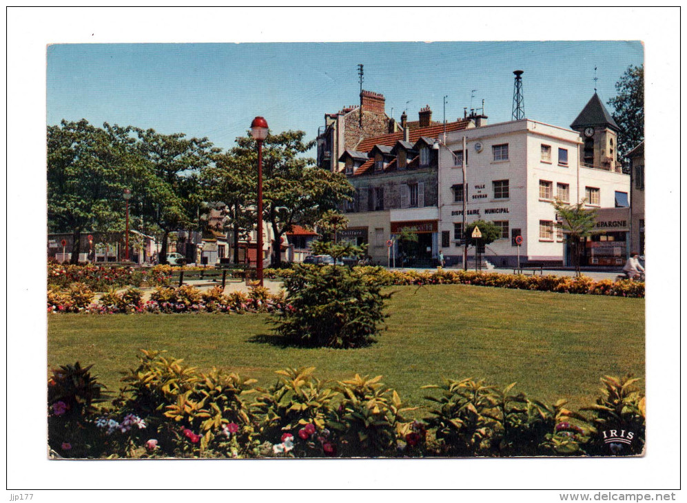 Sevran Dans Les Années 70 Place Gaston Bussiere Avec Vue Sur Dispensaire Municipal Caisse D'Epargne Coiffeur - Sevran