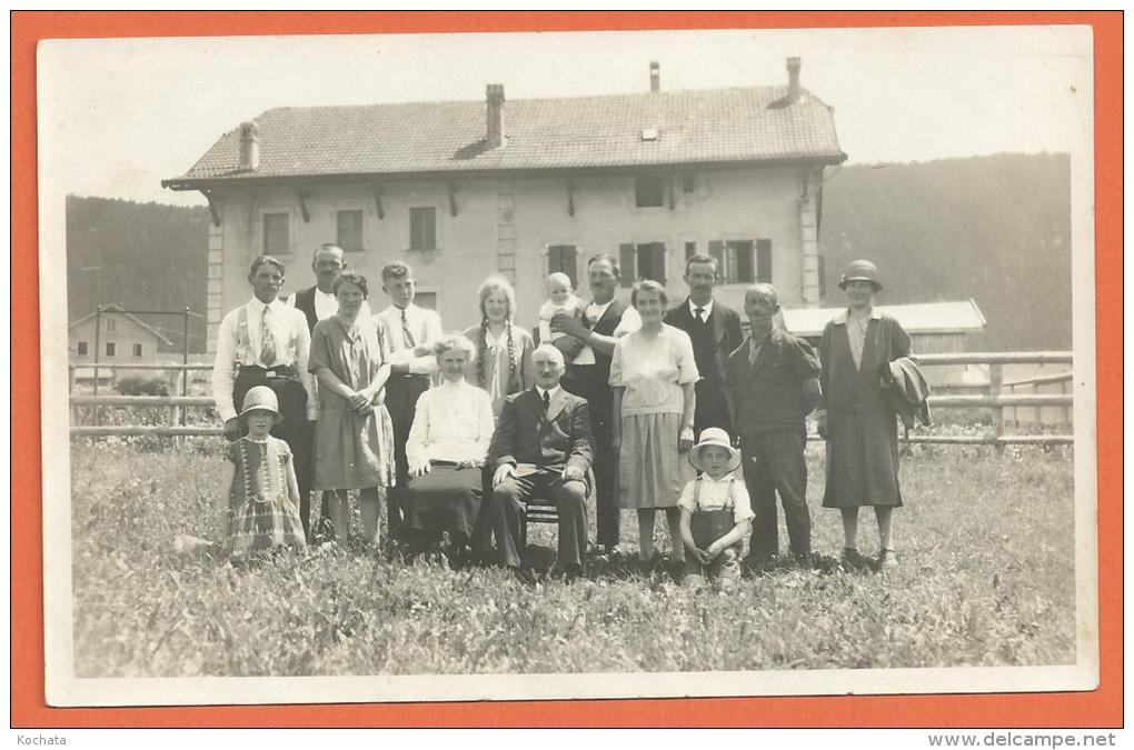 MOL2/351, Canton Du Jura Ou Neuchâtel Selon Origine Du Lot, Photo De Famille Devant La Ferme, Non Circulée - Autres & Non Classés