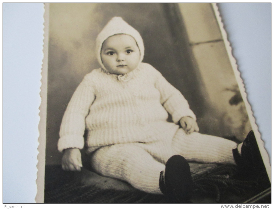 AK / Fotokarte 1910er Jahre Baby / Kleinkind Mit Strickanzug / Mütze Süß!! - Ritratti