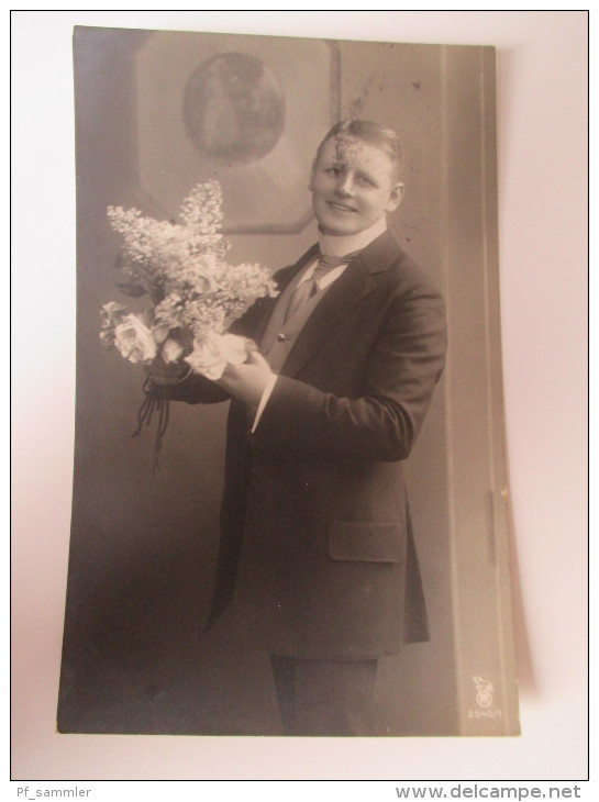 AK / Bildpostkarte / Fotokarte 1913 Junger Mann Im Anzug Mit Blumenstrauss (Biebrich) - Personnages