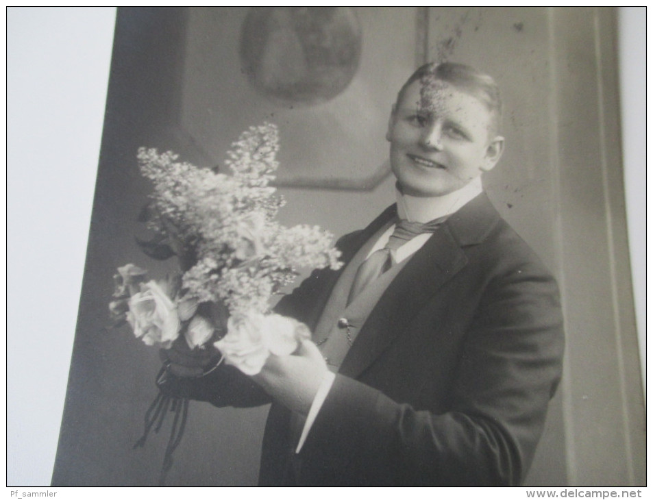 AK / Bildpostkarte / Fotokarte 1913 Junger Mann Im Anzug Mit Blumenstrauss (Biebrich) - Personnages