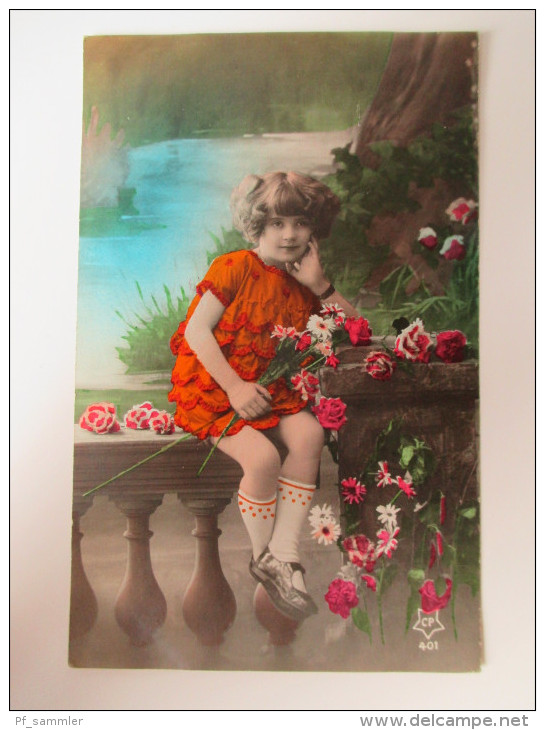 AK / Bildpostkarte Kind / Kleines Mädchen Mit Blumen / Made In France - Ritratti
