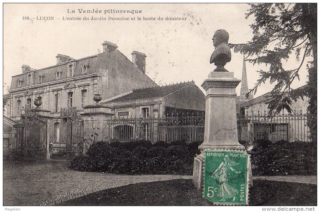 Luçon : L'entrée Du Jardin Dumaine Et Le Buste Du Donateur - Lucon