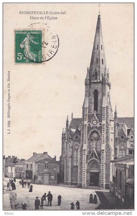 AIGREFEUILLE  - Place De L' Eglise  -animée - Aigrefeuille-sur-Maine