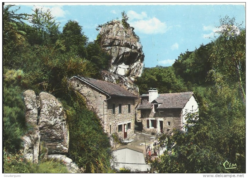 St-Alban (48. Lozère) Rocher Du Franquet Et Maisons Des Eclaireurs De France - Saint Alban Sur Limagnole