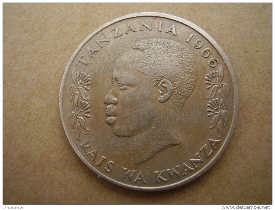 TANZANIA 1966 ONE SHILLING NYERERE Copper-Nickel  USED COIN. - Tanzanía