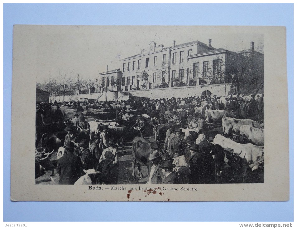 C P A  ANIMEE  MARCHE AUX BESTIAUX DEVANT LE GROUPE SCOLAIRE DE BOEN ANNEES 1900 - Otros & Sin Clasificación