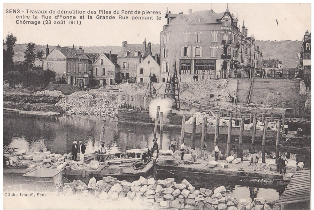 Sens. Travaux De Démolition Des Piles Du Pont De Pierre. Pendant Le Chômage (23 Août 1911) - Sens