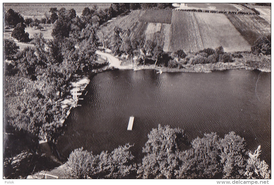 Am -  Cpsm Grand Format LA SOUTERRAINE - L'Etang Du Cheix Et Le Stade  (En Avion Au Dessus De ..., Lapie) - La Souterraine