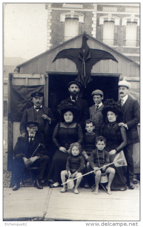 Carte Photo Famille Devant Abri Plage Cerf-volant Années 1900-10 à Situer - Places