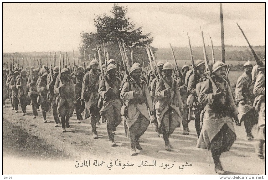 CPA Sous-titrée En Arabe - Marne - Troupes Sénégalaises - La Colonne En Marche - Guerra 1914-18