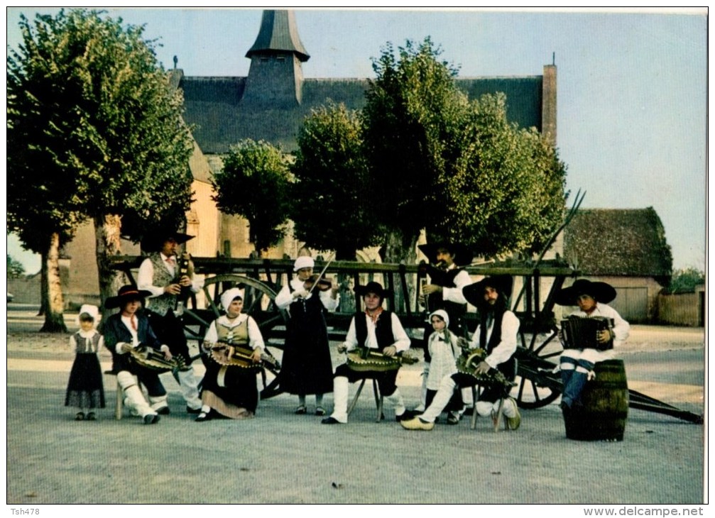18--THAUMIERS-EN BERRY Avec Les "FORESTINS"musiciens Traditionnels Sur La Place Du Village----voir 2 Scans - Thaumiers