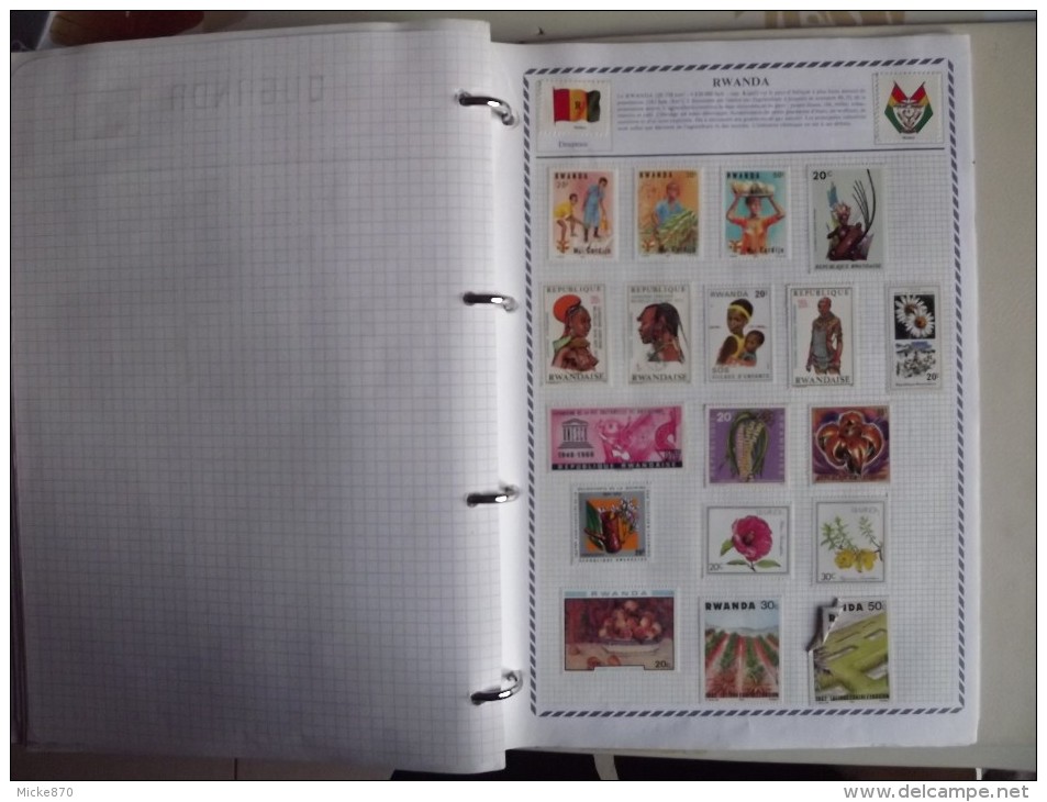 2 Classeurs Avec Timbre Du Monde - Lots & Kiloware (mixtures) - Min. 1000 Stamps