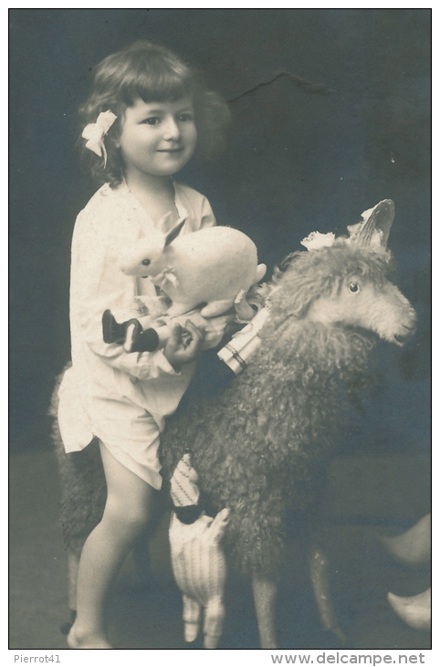 ENFANTS - LITTLE GIRL - MAEDCHEN - Jolie Carte Fantaisie Portrait Fillette Avec Animaux En Peluche Lapin Mouton & Poupée - Ritratti