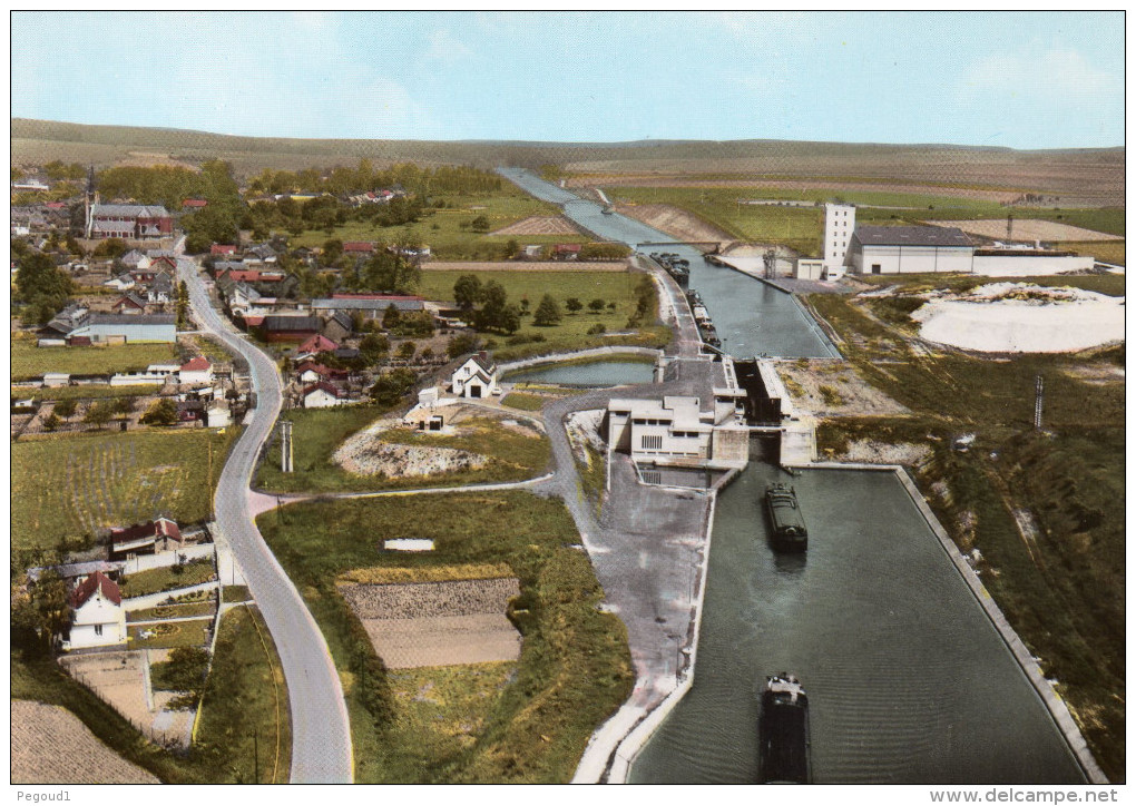 CARTE POSTALE MODERNE. SOMME. MOISLAINS . VUE AERIENNE. 1950. - Moislains