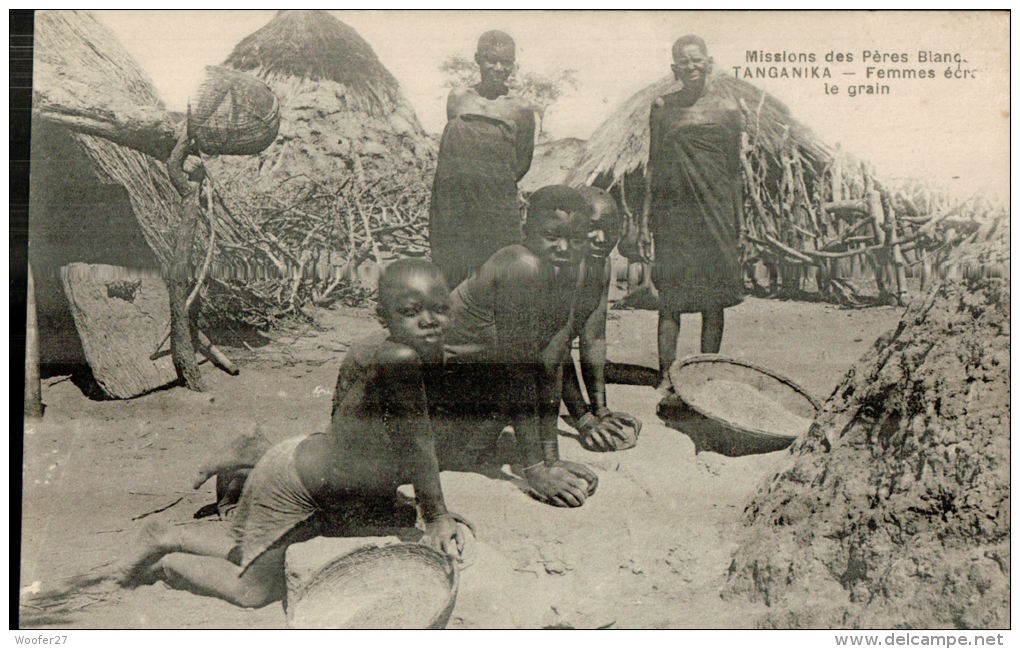 CPA  TANZANIE ,  TANGANIKA  , Femmes écrasant Le Grain - Tansania