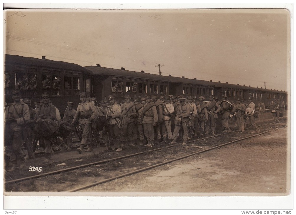 Carte Postale Photo GARE-Chemin Fer-TRAIN-Embarquement Des Troupes-MILITAIRE (Nationnalité ?)-Guerre-A SITUER- LOCALISER - Stations - Met Treinen