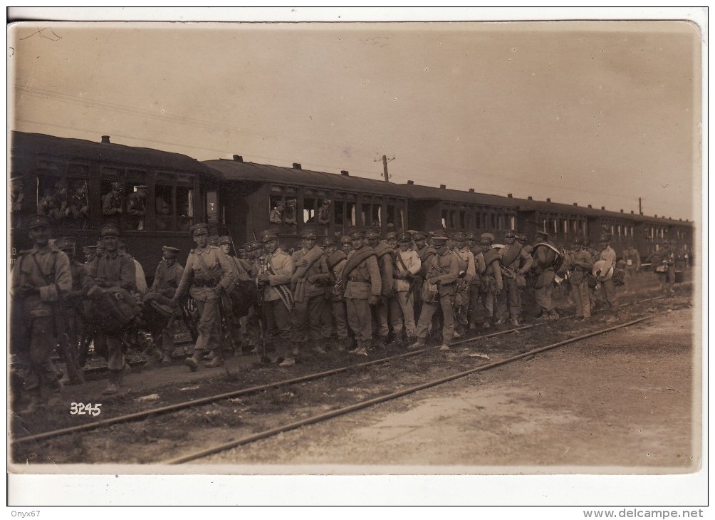 Carte Postale Photo GARE-Chemin Fer-TRAIN-Embarquement Des Troupes-MILITAIRE (Nationnalité ?)-Guerre-A SITUER- LOCALISER - Gares - Avec Trains