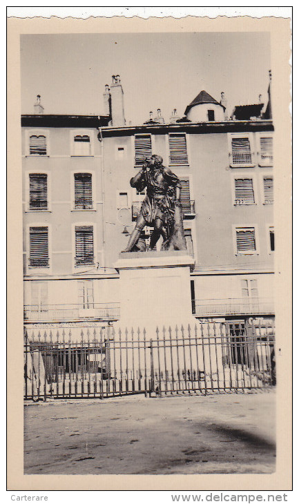 GRENOBLE,EN AOUT 1942,38,ISERE,QUARTIER DE L ´ANCIEN TRIBUNAL,PIERRE TERRAIL DE BAYARD,STATUE,GRILLE,PHOTO ORIGINALE - Lugares