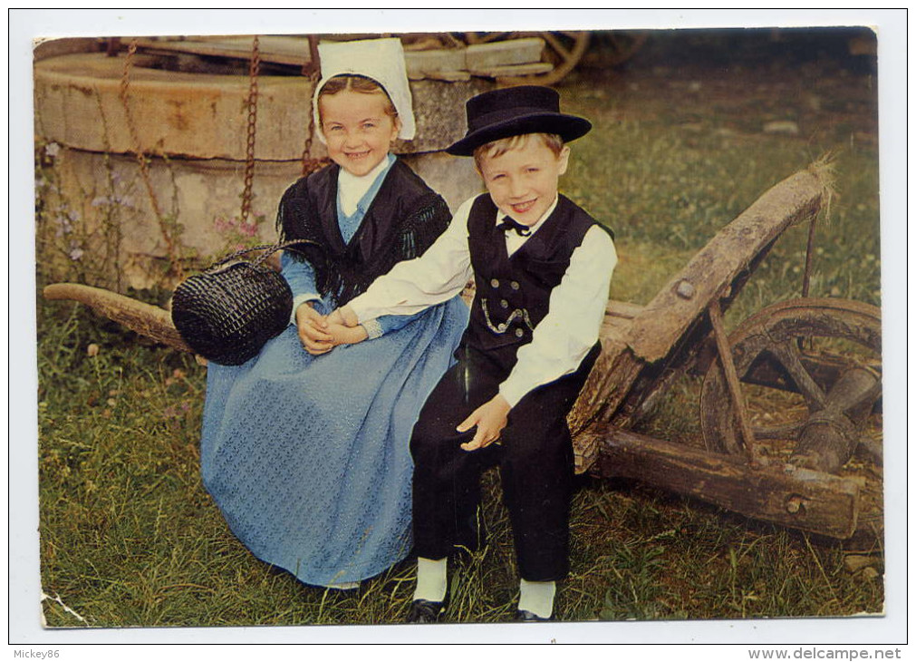 FONTENAY-LE-COMTE---1979--Folklore (costumes,coiffes,puits)--Deux Enfants En Costumes Sur Brouette"Le Quadrille Vendéen" - Fontenay Le Comte