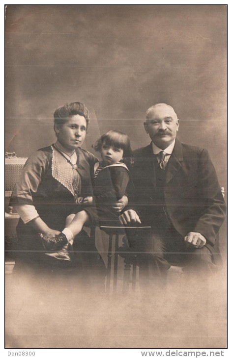 CARTE PHOTO NON IDENTIFIEE REPRESENTANT UN ENFANT ET SES GRANDS PARENTS PAS CIRCULEE - A Identifier