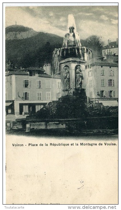 CPA 38 VOIRON PLACE DE LA REPUBLIQUE ET LA MONTAGNE DE VOUISE - Voiron