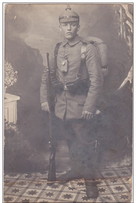 Foto Soldat In Uniform Mit Pickelhaube Gefechtsbereit Mit Marschgepäck Taschenlampe WW1 - Guerre 1914-18