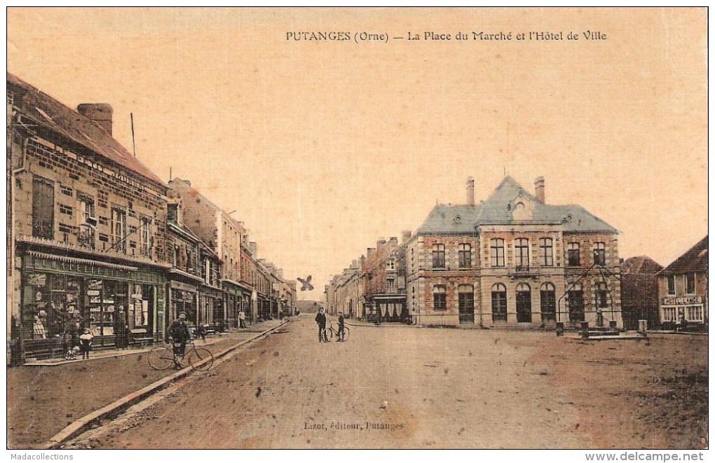 Putanges  (61)  La Place Du Marché Et L'hôtel De Ville - Putanges