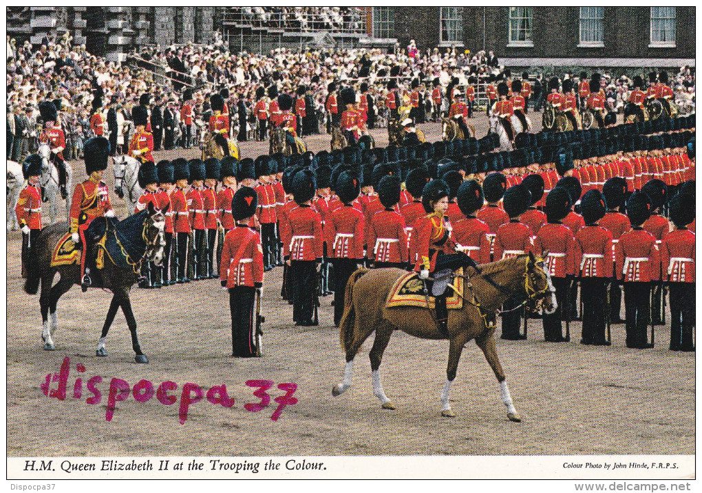 CARTE CPM  H.M. QUEEN ELIZABETH II AT THE TROOPING THE COLOR - Königshäuser