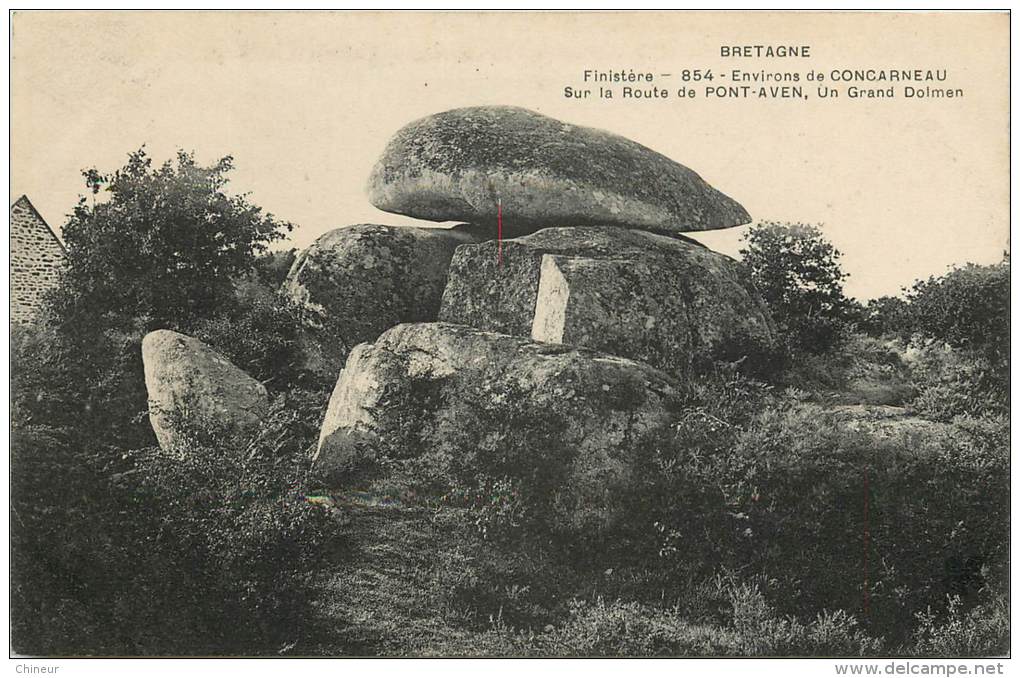 SUR LA ROUTE DE PONT AVEN UN GRAND DOLMEN - Autres & Non Classés