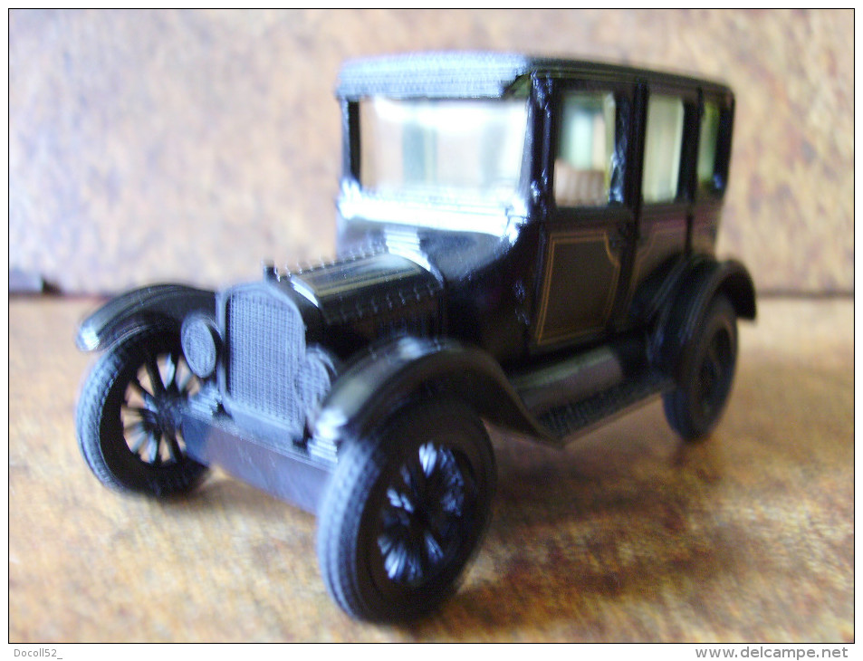 ERTL   "  1923  Ford Fordor Sedan  "   3 Photos - AMT & Ertl