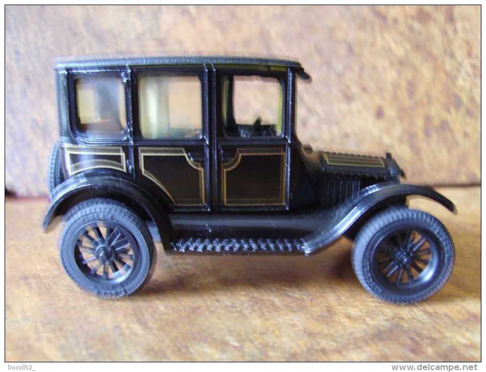 ERTL   "  1923  Ford Fordor Sedan  "   3 Photos - AMT & Ertl