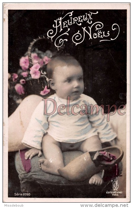 Bébé En Pause Sur Un Coussin, Sabot, HEUREUX NOEL -HAPPY CHRISTMAS -  Baby Photo On A Pillow, A Clog( - Autres & Non Classés