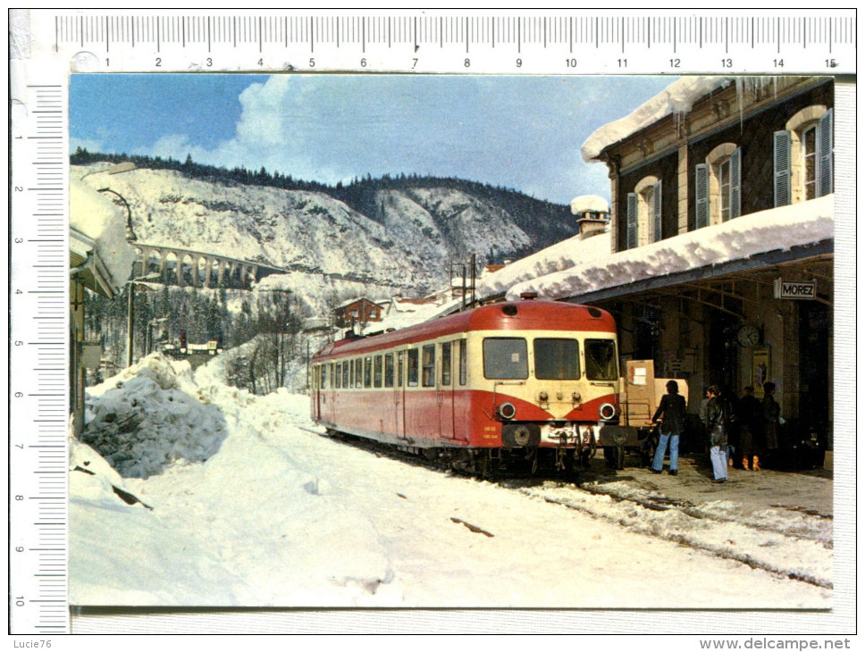 MOREZ - Jura -  AUTORAIL  X  2800  En Gare De Morez - Stations - Met Treinen