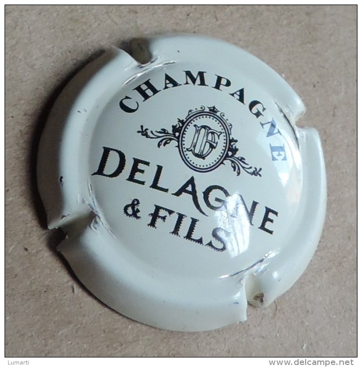 Capsule  De  Champagne -  Delagne Et Fils   - N°1 - Creme Et Noir - Autres & Non Classés