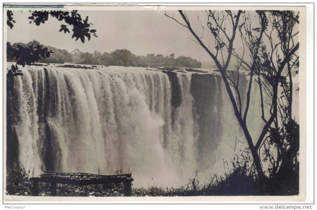 ZIMBABWE - VICTORIA FALLS A VIEW OF THE MAIN FALLS FROM THE RHIN FOREST - TIMBRES RHODESIE - Simbabwe