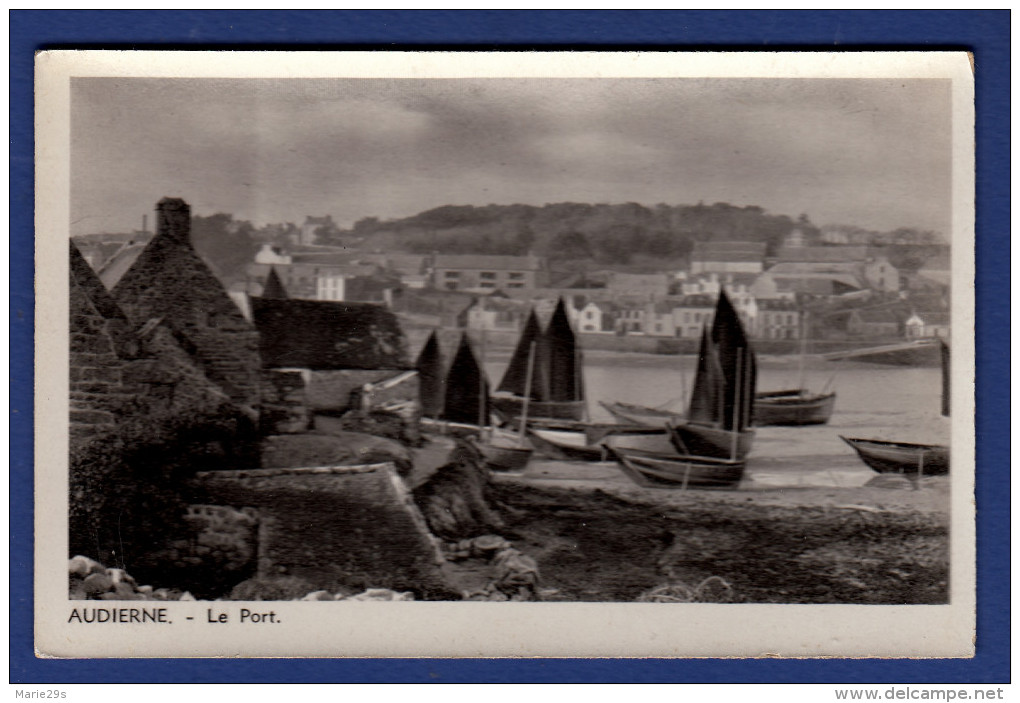 29 AUDIERNE Le Port ; Chalutiers, Canots - Audierne