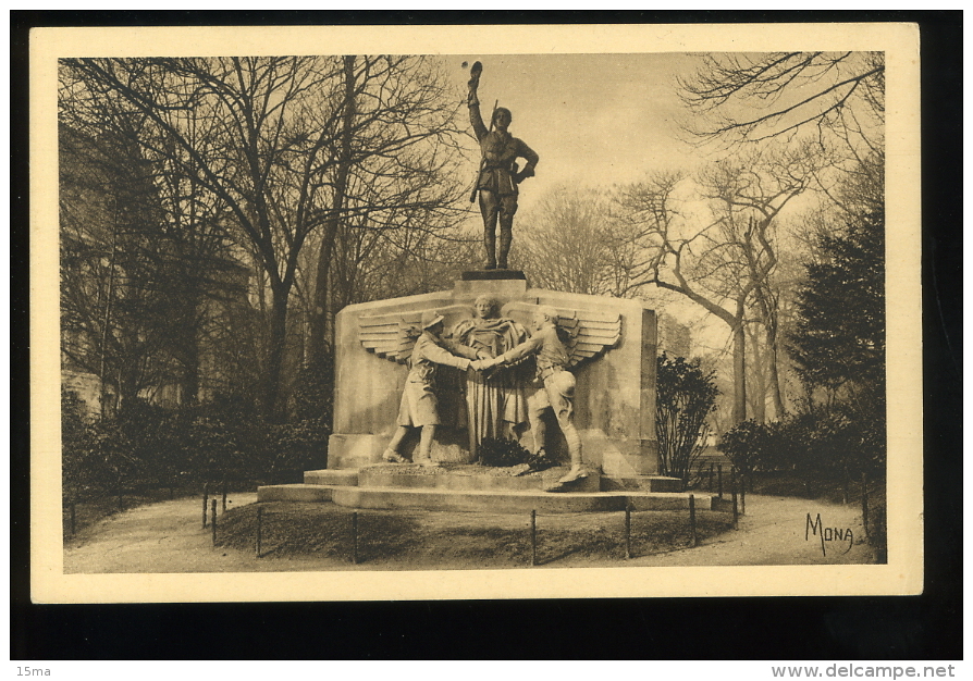 Paris 16e  Le Monument Aux Volontaires Américains Morts Pour La France Oeuvre Du Sculpteur Jean Boucher Place Des Etats - District 16