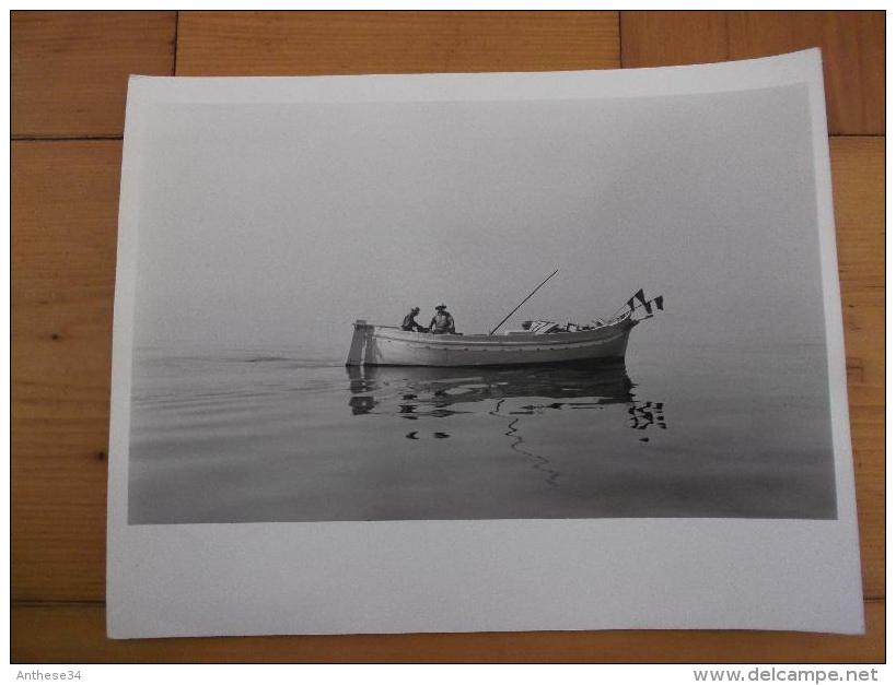 Photo  Camargue Le Grau Du Roi  Aigues Mortes Pêcheurs Barque Papier Cartoliné 24 X 30 Cm Années 70 - Lieux