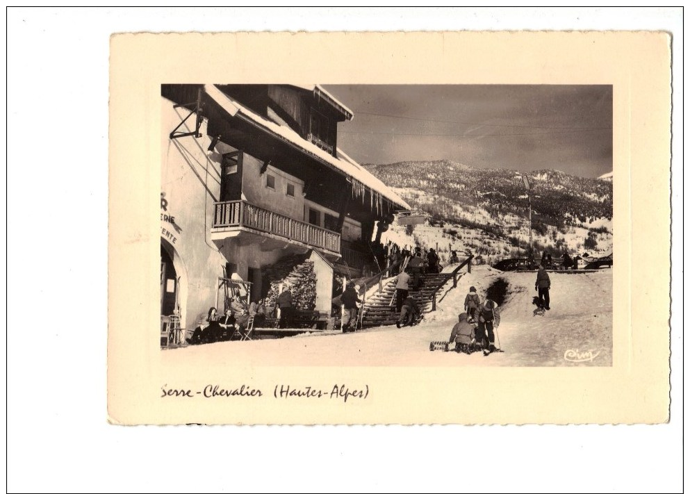 CPSM  Dentelée En NB De SERRE-CHEVALIER  (05)  -  Gare De Départ Du Téléphérique à Chantemerle //  TBE - Serre Chevalier