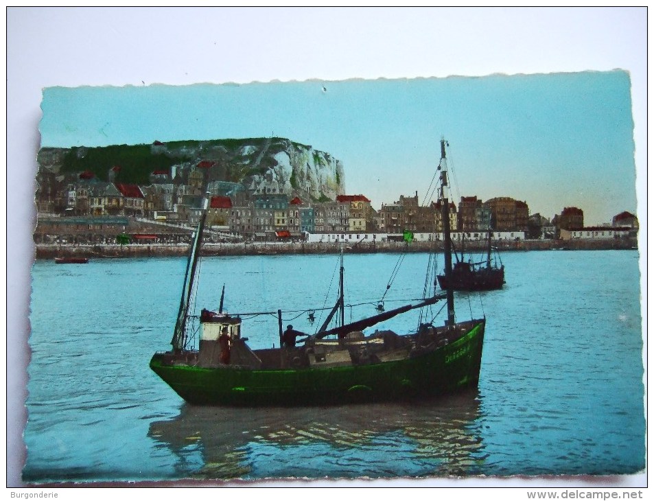 LE TREPORT / BATEAUX DE PECHE / TRES JOLIE CARTE PHOTO (BELLE ANIMATION AU 1er PLAN) - Le Treport