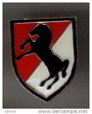 3818-blason Cheval Sur Font Blanc Et Rouge.ressemble Un Peu Au Logo Ferrari - Ferrari