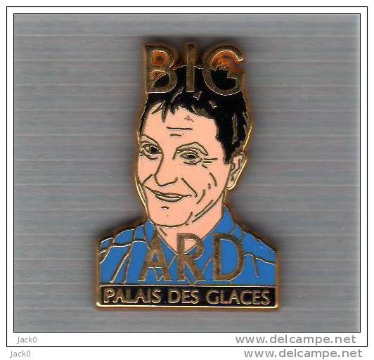Pin´s  ARTHUS  BERTRAND, Humoriste  Jean - Marie  BIGARD  Au  PALAIS  DES  GLACES Chemise Bleu ( Peu Courant ) - Arthus Bertrand