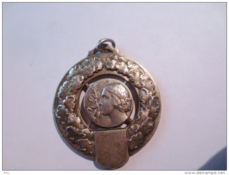 PENDENTIF - NEUVILLE PRIX DESIRE 1945- VOIR PHOTOS - Pendants