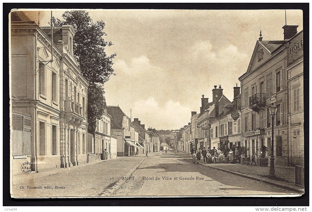 CPA  ANCIENNE- FRANCE- ANET (28)- HOTEL DE VILLE ET GRANDE RUE- TRES GROS PLAN AVEC ANIMATION- - Anet