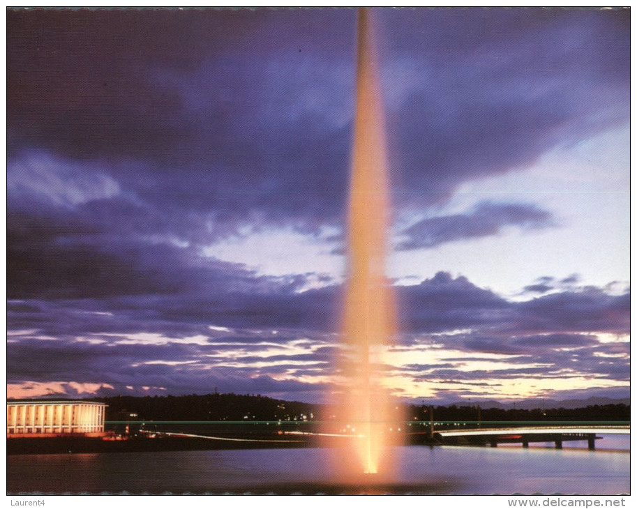 (150) Australia - ACT - Canberra National Library And Captain Cook Water Jet At Nigh - Canberra (ACT)